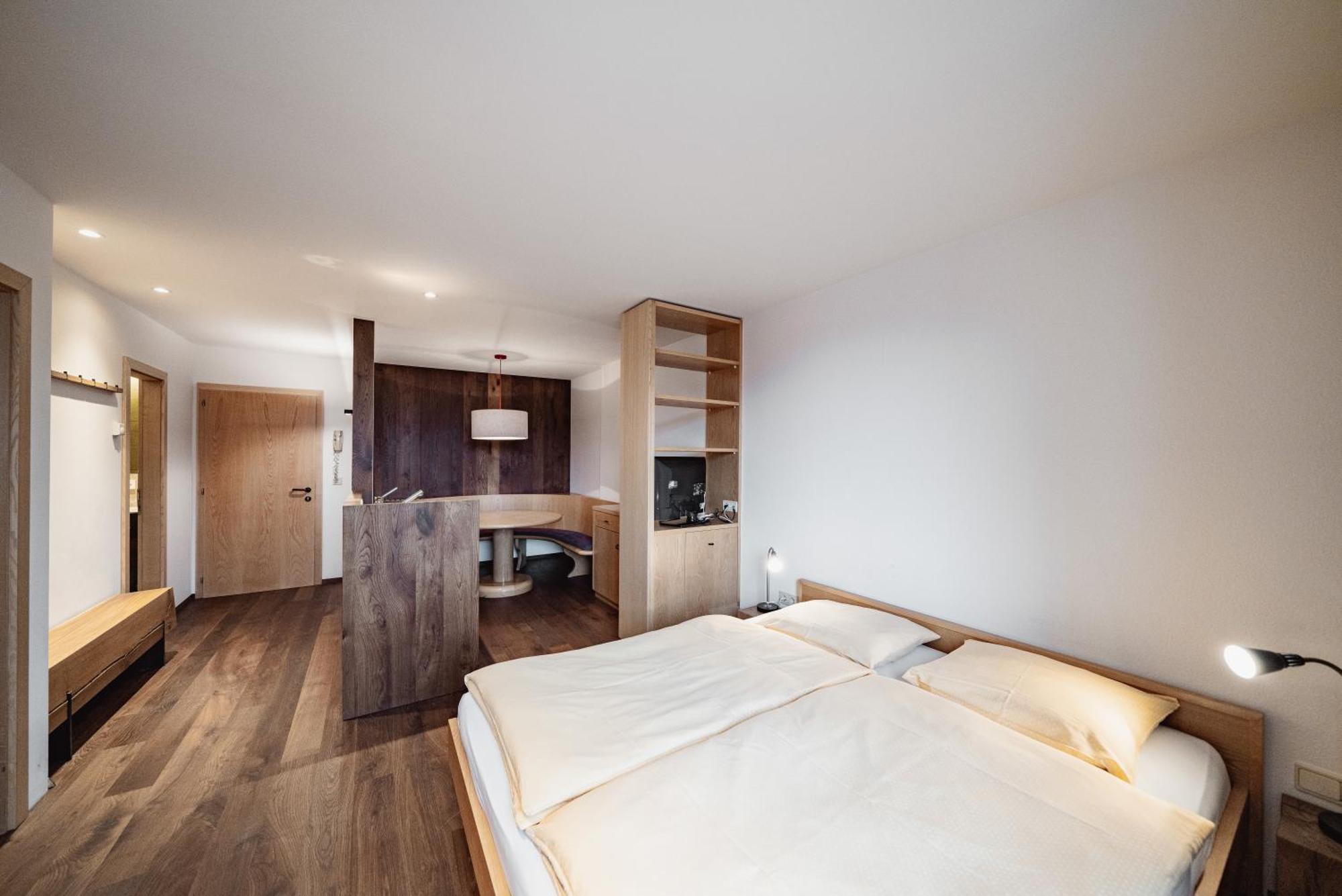Family Room,1580161761:JPEG